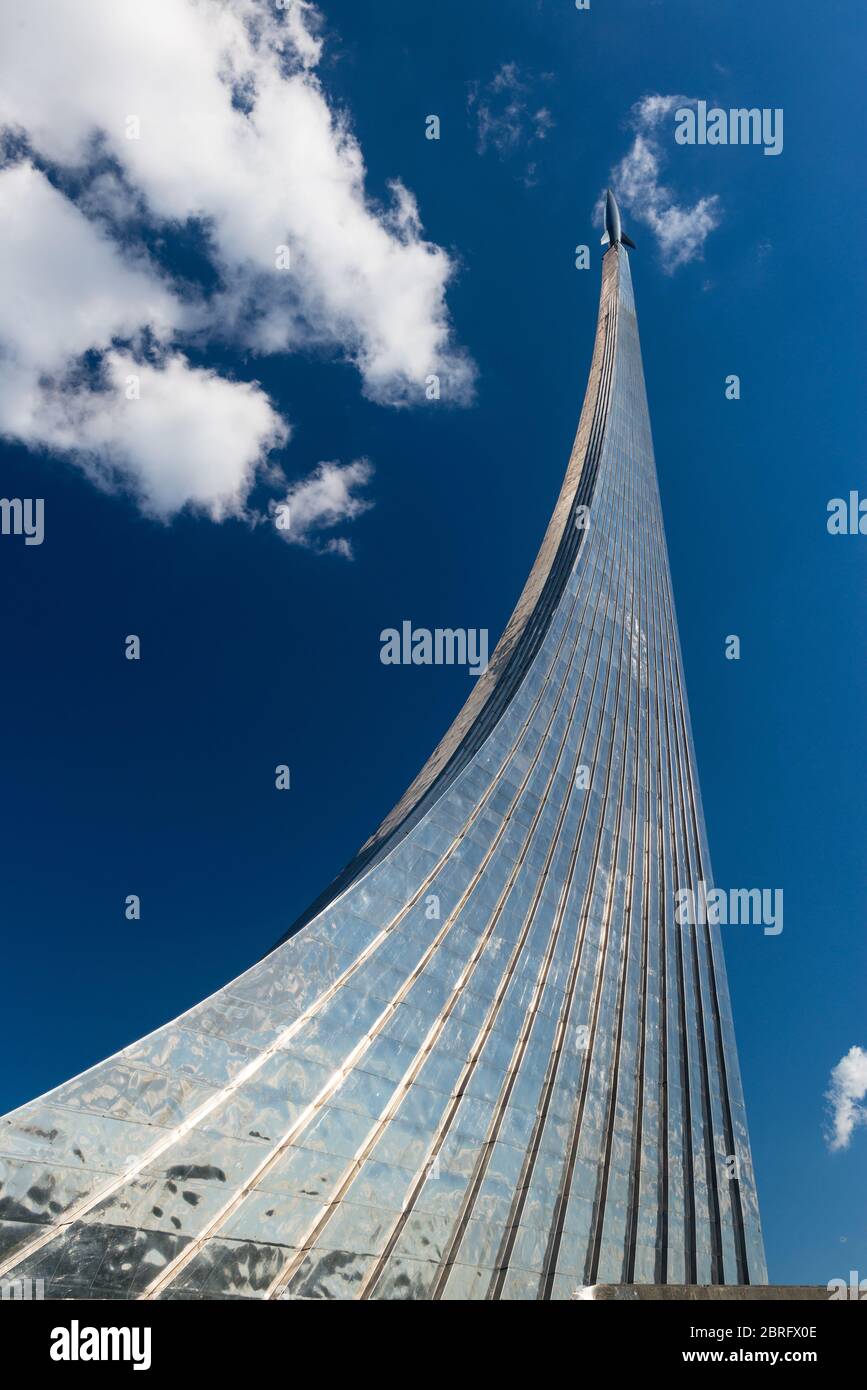 Denkmal für die Eroberer des Weltraums in Moskau, Russland. Dieses berühmte Denkmal wurde 1964 errichtet, um die Errungenschaften der sowjetischen Bevölkerung in der Stadt zu feiern Stockfoto