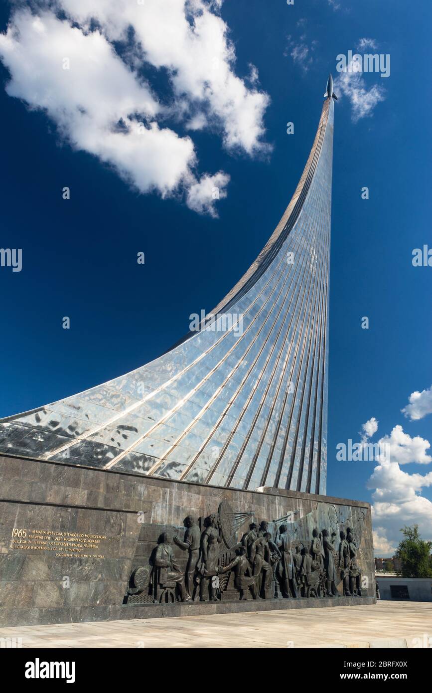Denkmal für die Eroberer des Weltraums in Moskau, Russland. Dieses berühmte Denkmal wurde 1964 errichtet, um die Errungenschaften der sowjetischen Bevölkerung in der Stadt zu feiern Stockfoto