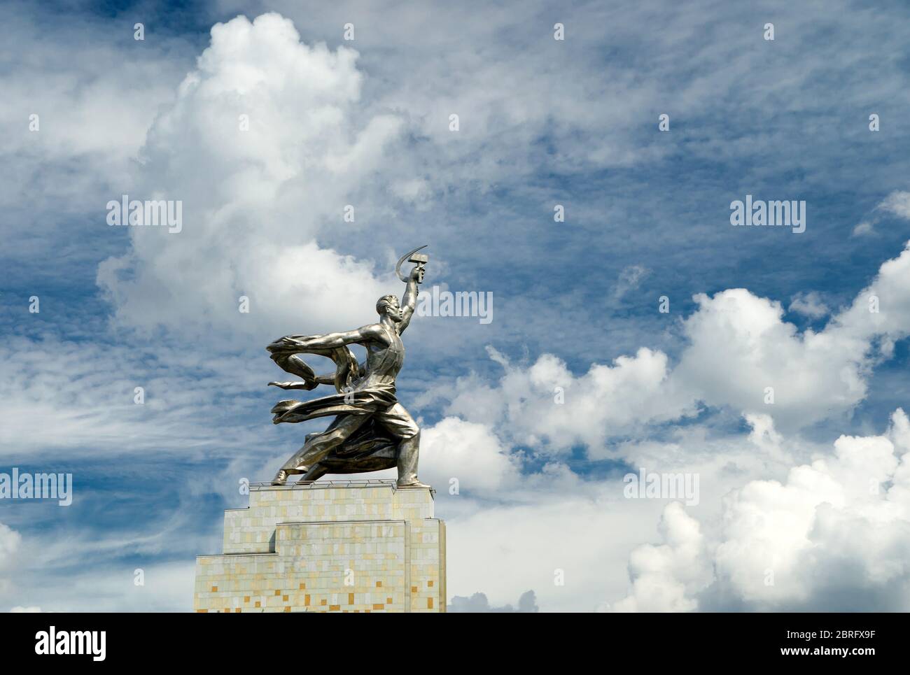 Berühmte sowjetische Denkmal Arbeiter und Kolchose Frau (Arbeiter und Kollektiv Bauer) der Bildhauerin Vera Mukhina in Moskau, Russland. Das Denkmal ist aus sta Stockfoto