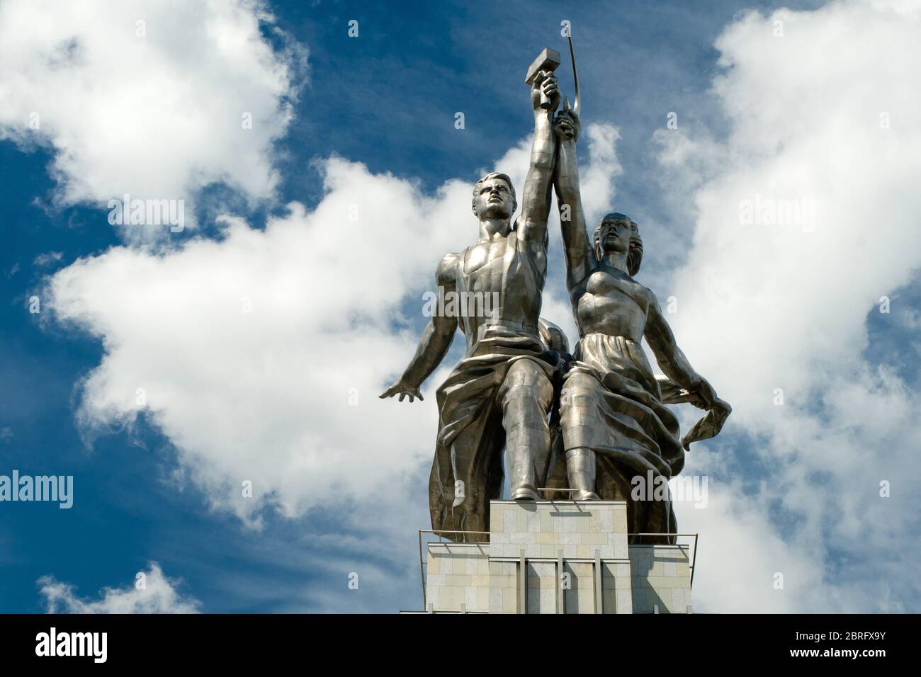 Berühmte sowjetische Denkmal Arbeiter und Kolchose Frau (Arbeiter und Kollektiv Bauer) der Bildhauerin Vera Mukhina in Moskau, Russland. Das Denkmal ist aus gemacht Stockfoto