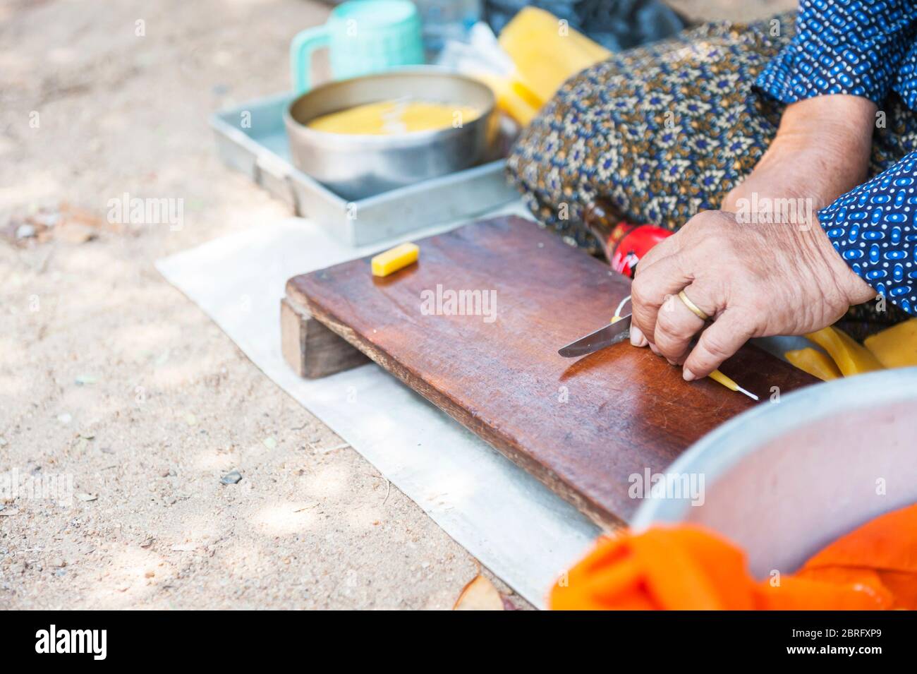 Eine Nahaufnahme einer Frau Hände, die Kerzen für Opfergaben in Tempeln. Vipassana Dhura Buddhistisches Zentrum, Udong, Kambodscha, Südostasien Stockfoto