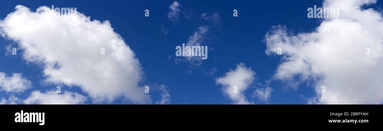 Schöne Wolken auf blauem Himmel Hintergrund, breites Panorama von hoher Auflösung Stockfoto
