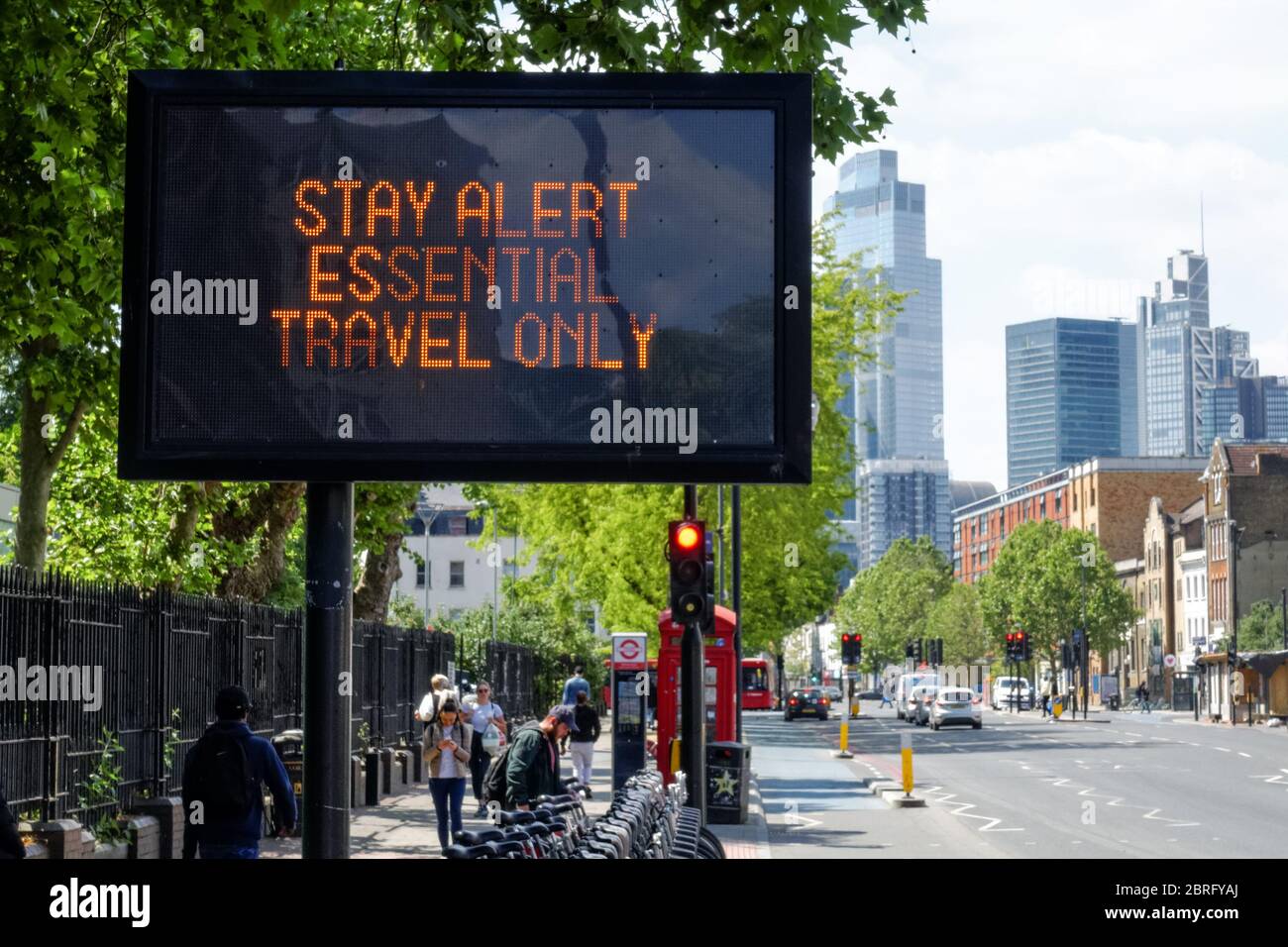 Informationstafel auf Whitechapel Road erinnert an die Coronavirus-Sperrregeln, London, England Vereinigtes Königreich Großbritannien Stockfoto