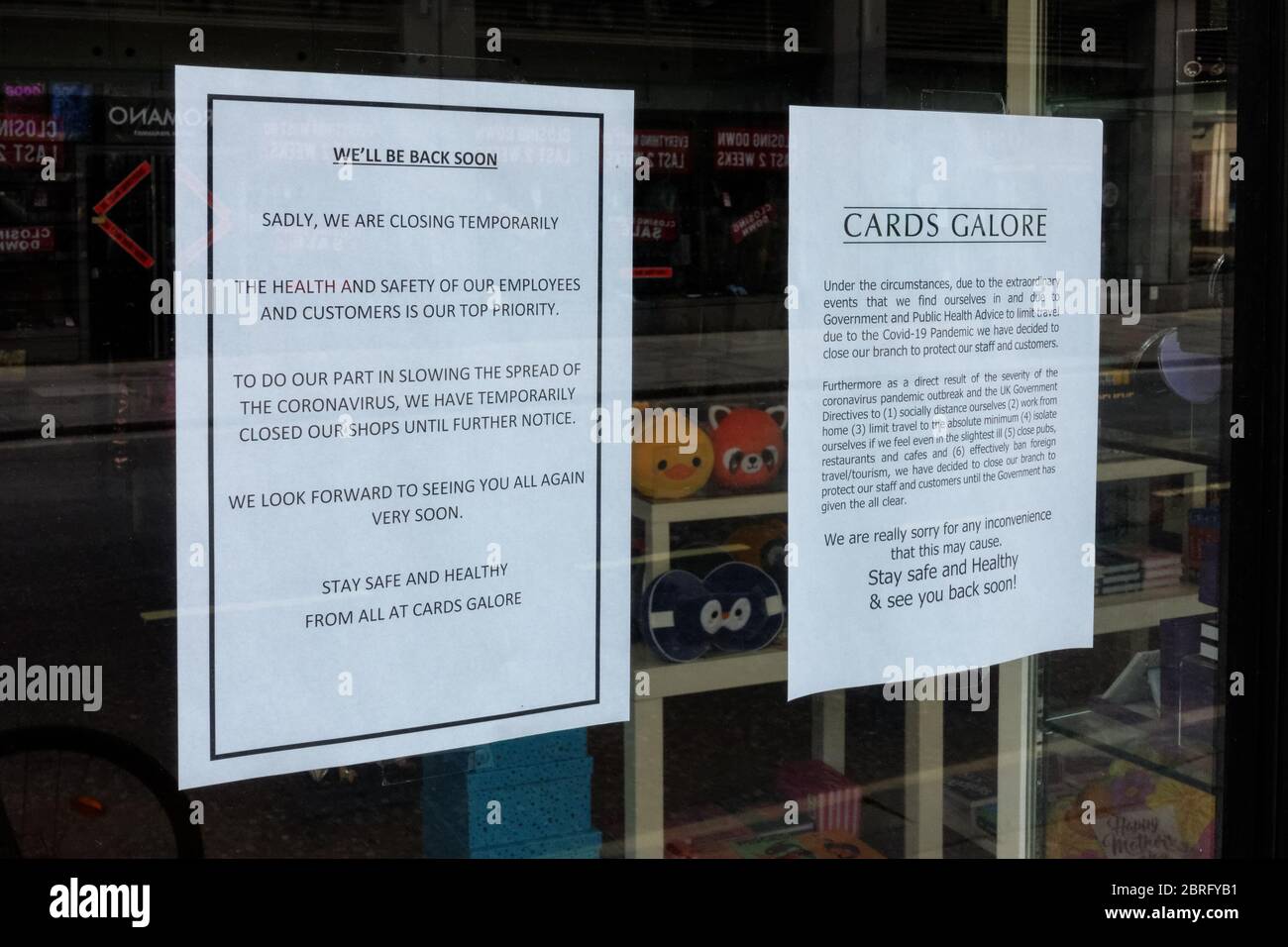 Hinweis für Kunden im Geschäft von Cards Galore, vorübergehend geschlossen wegen Sperrung durch Coronavirus, London, England, Großbritannien Stockfoto
