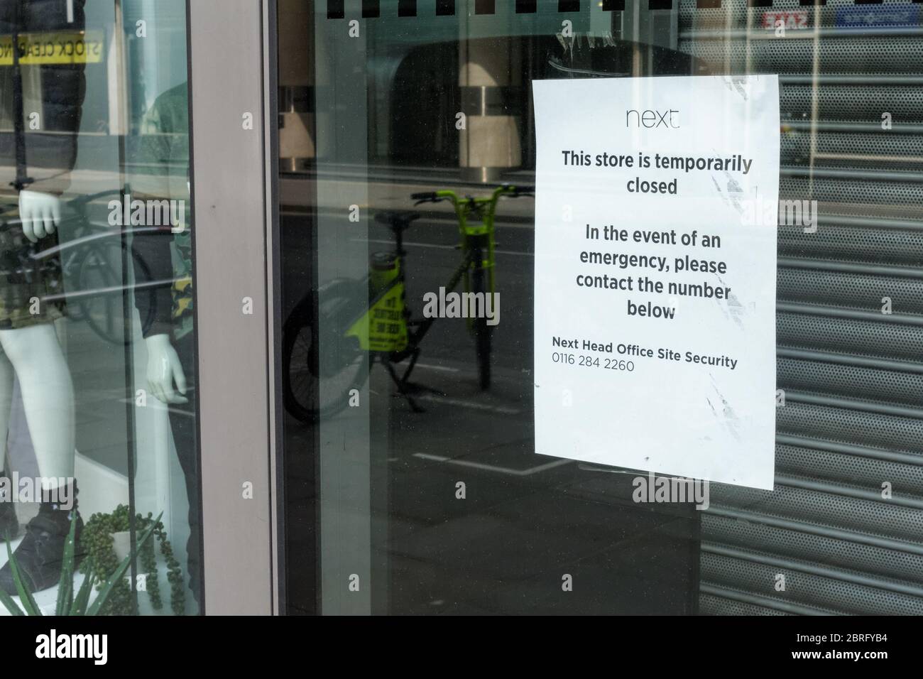 Hinweis für Kunden im nächsten Geschäft, vorübergehend geschlossen wegen Sperrung des Coronavirus, London England, Großbritannien Stockfoto