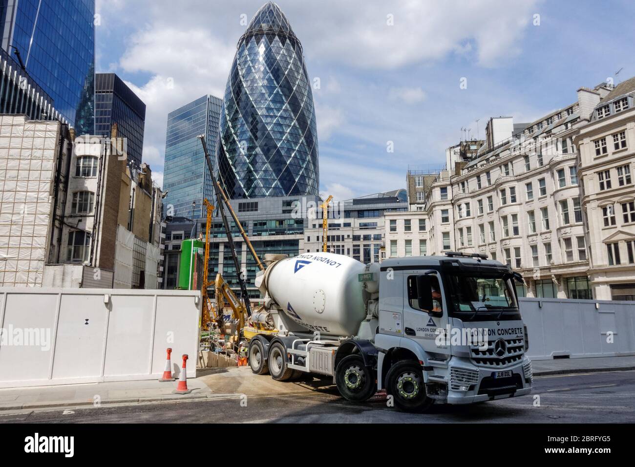 Betonmischwagen verlässt Baustelle in Zentral-London, Großbritannien Stockfoto