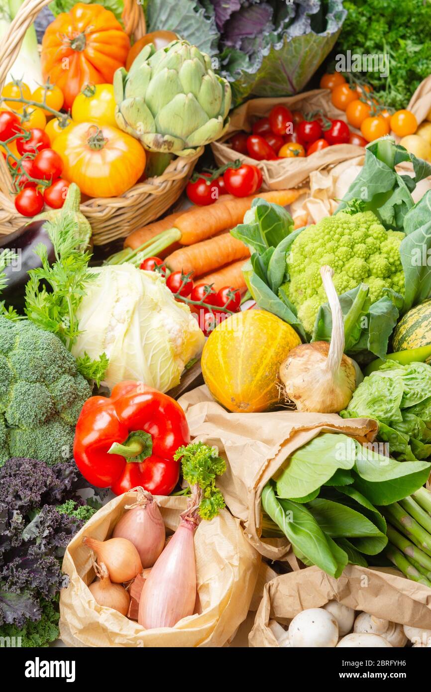 Null Abfall einkaufen. Vielfalt von bunten Bio Gemüse, Kohl Tomaten Zwiebeln Pilze squash Paprika Knoblauch. Gesund Hintergrund Nahaufnahme, selektiven Fokus Stockfoto