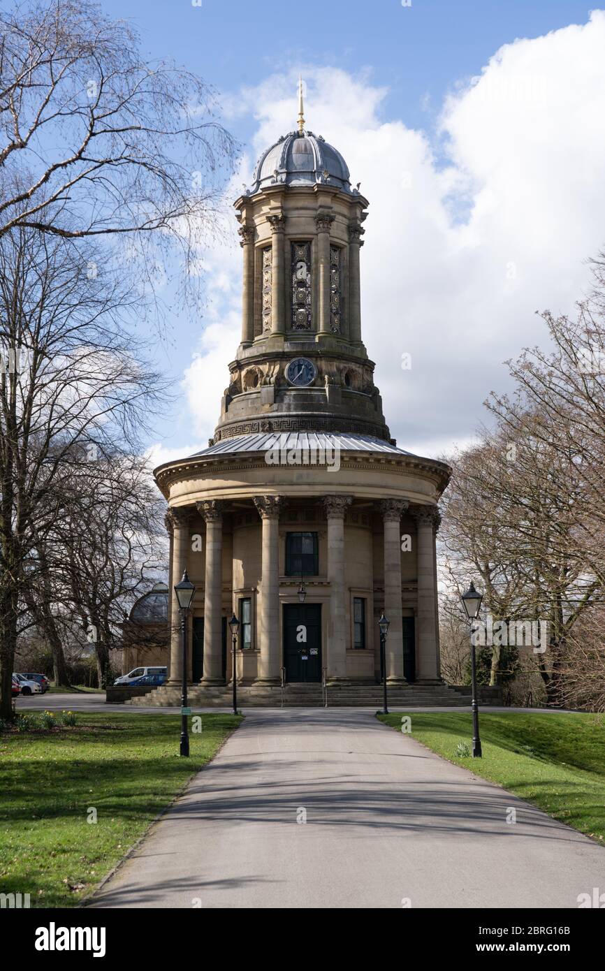 Saltaire United Reformierte Kirche, Saltaire United Reformierte Kirche mit weißen Wolken und blauem Himmel im Hintergrund, Shipley, West Yorkshire, Großbritannien. Stockfoto