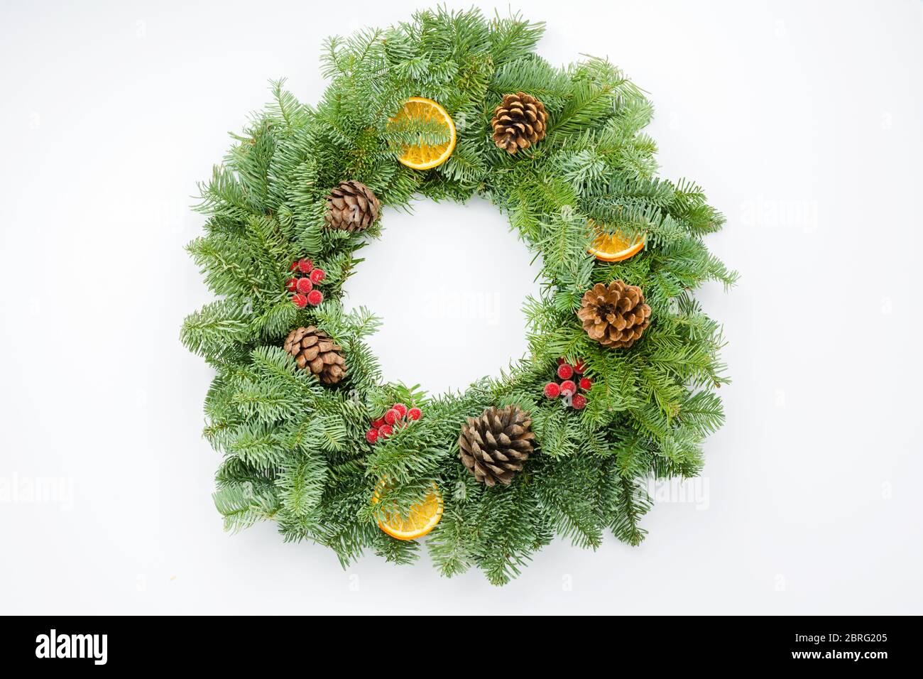 Blick von oben auf die handgefertigte Weihnachten Kranz auf weißer Tisch, selektiver Fokus Stockfoto