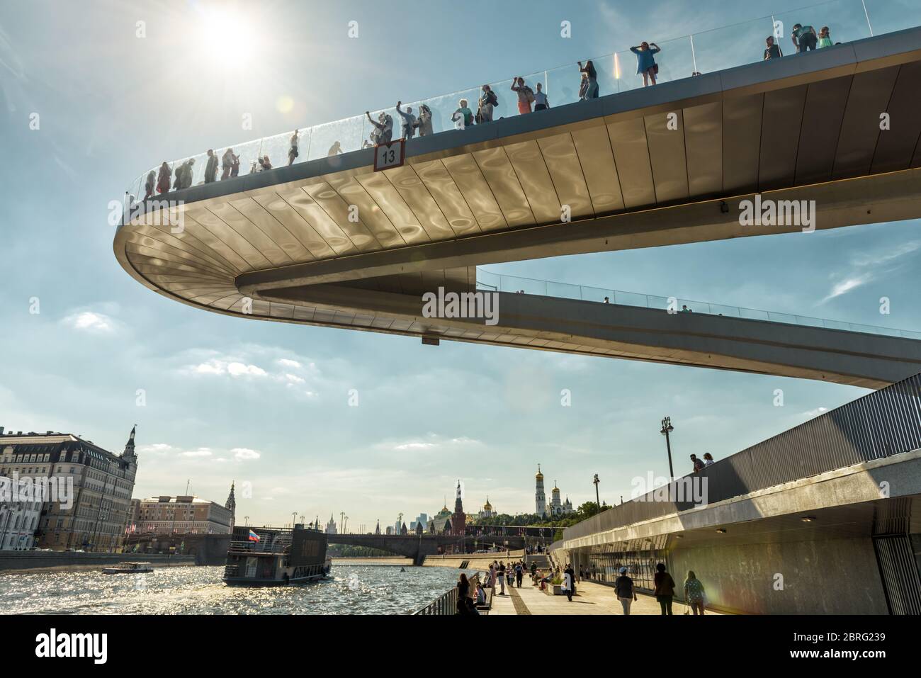 Moskau - 16. Juni 2018: Schwimmende Brücke im Zaryadye Park in der Nähe von Moskau Kreml, Russland. Zaryadye ist eine der wichtigsten touristischen Attraktionen von Moskau. Amazi Stockfoto