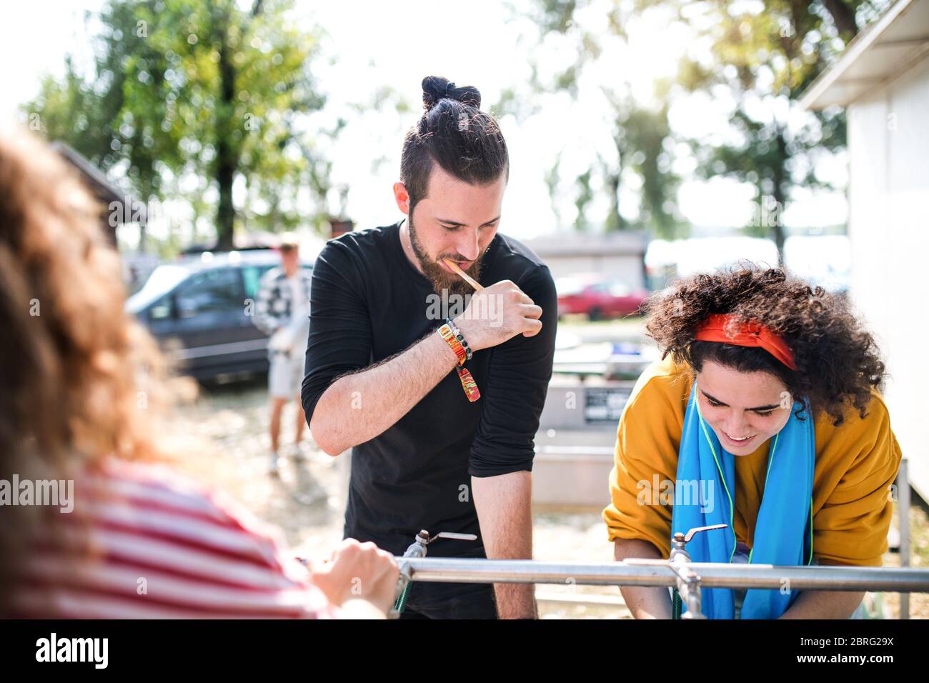 Gruppe von jungen Freunden beim Sommerfest, waschen am Morgen. Stockfoto