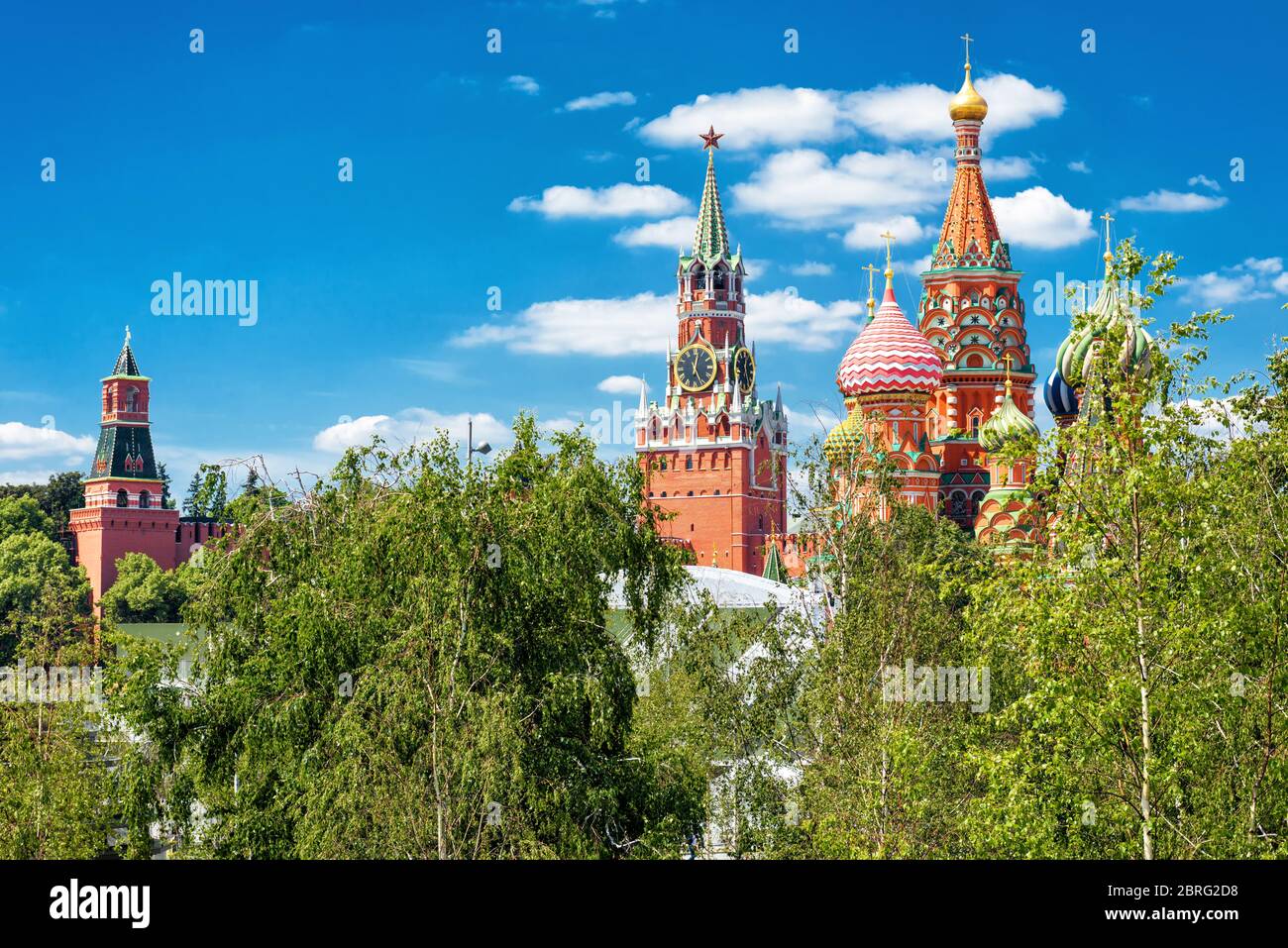 Basilius-Kathedrale und Moskauer Kreml, Russland. Dieser Ort ist die wichtigste Touristenattraktion von Moskau. Schöne Aussicht auf den Moskauer Kreml in summe Stockfoto