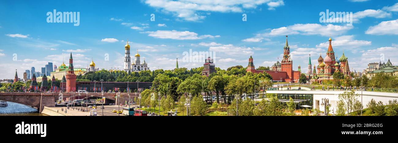 Panoramablick auf Moskau mit Kreml, Russland. Der berühmte Moskauer Kreml ist die wichtigste Touristenattraktion Moskaus. Schönes sonniges Panorama von Moskau im Sommer Stockfoto