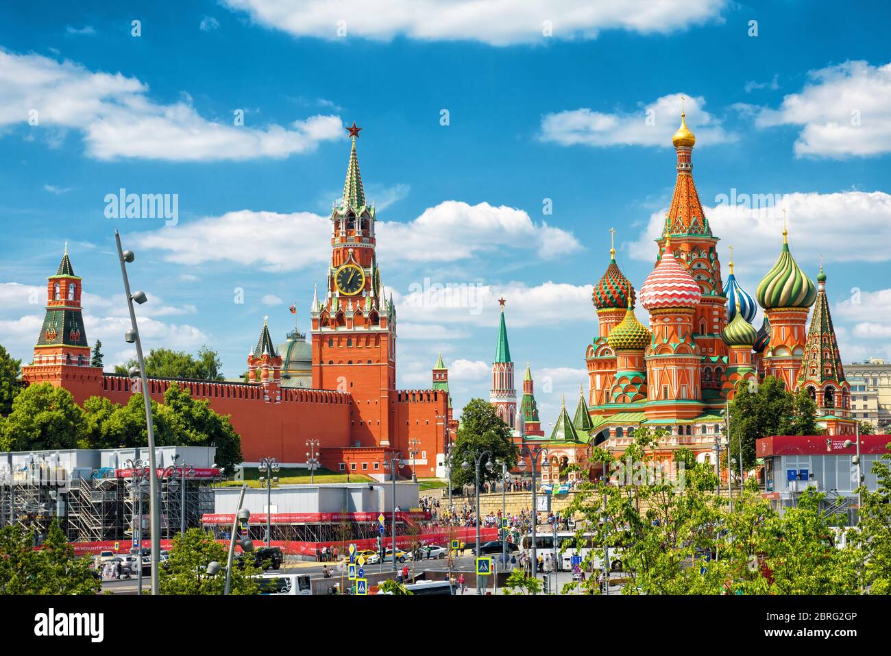 Moskau - 17. Juni 2018: Moskauer Kreml und Basilius-Kathedrale während der FIFA-Weltmeisterschaft in Russland. Es ist die wichtigste touristische Attraktion von Moskau. Landschaftlich schöne Pfanne Stockfoto