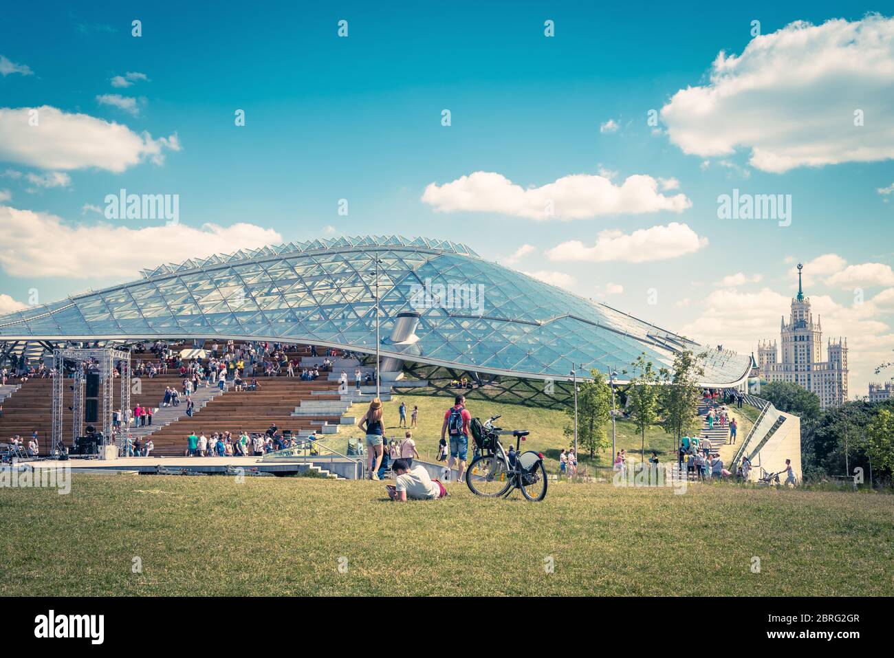 Moskau - 17. Juni 2018: Die Menschen entspannen sich am modernen Amphitheater im Zaryadye Park in Moskau, Russland. Landschaftlich schönes Moskau Zentrum im Sommer. Saryadye Stockfoto