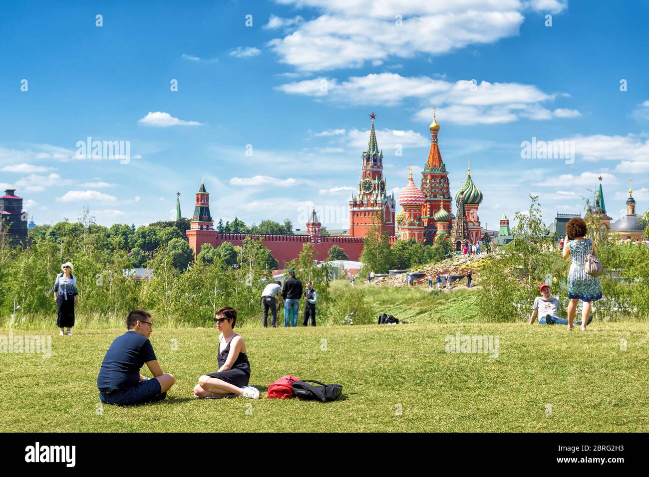 Moskau - 17. Juni 2018: Menschen entspannen sich im Zaryadye Park in der Nähe von Moskau Kreml, Russland. Zaryadye ist eine der wichtigsten touristischen Attraktionen von Moskau. Landschaftlich schön V Stockfoto