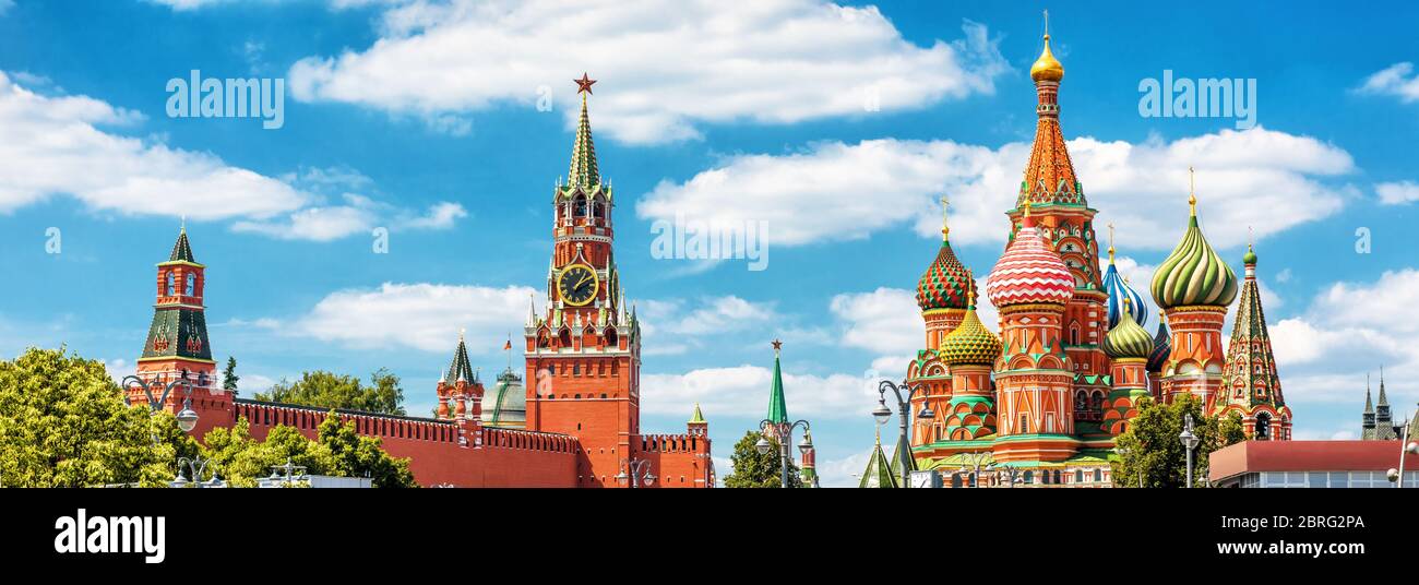 Panoramablick auf den Moskauer Kreml und die Basilius-Kathedrale in Moskau, Russland. Es ist die wichtigste touristische Attraktion von Moskau. Schönes Panorama des Mo Stockfoto