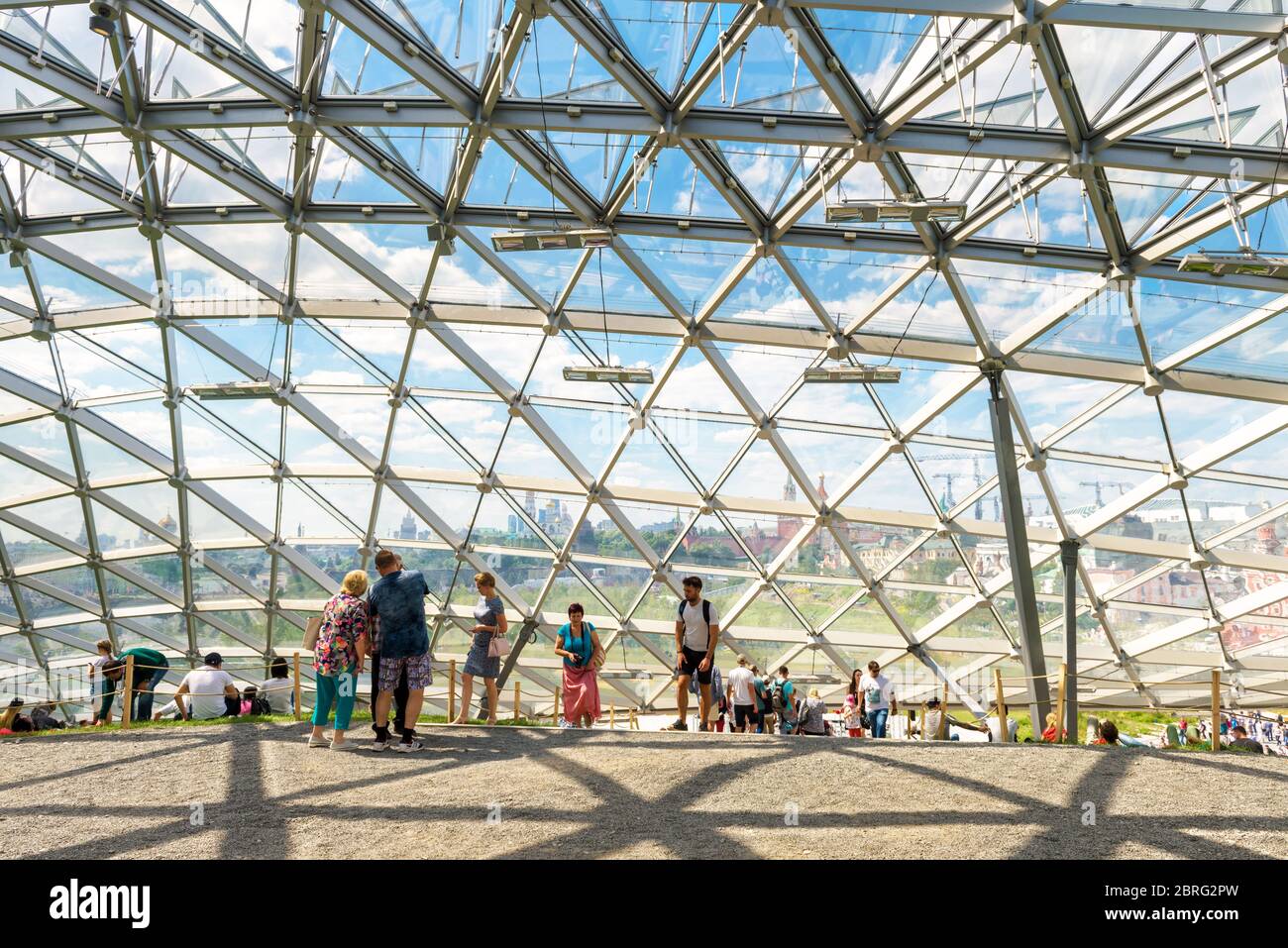 Moskau - 17. Juni 2018: Die Menschen besuchen ein modernes Amphitheater mit Glaskuppel im Zaryadye Park in der Nähe von Moskau Kreml im Sommer, Russland. Saryadye ist einer von Stockfoto