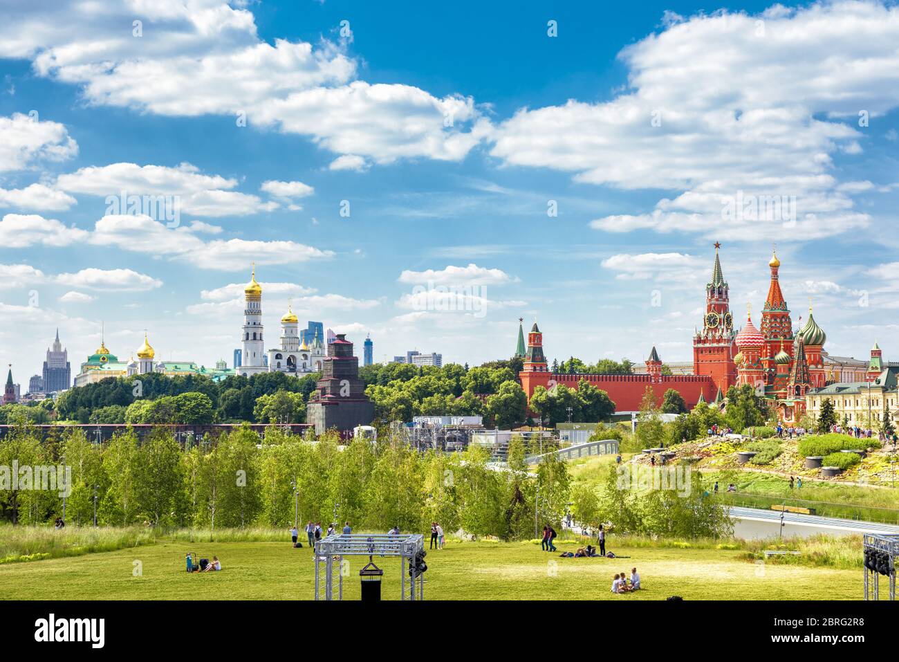 Zaryadye Park mit Blick auf den Moskauer Kreml und die Basilius-Kathedrale, Russland. Zaryadye ist eine der wichtigsten touristischen Attraktionen von Moskau. Panorama Stockfoto