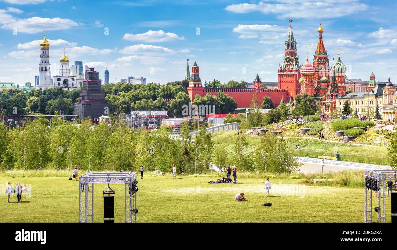 Moskau - 17. Juni 2018: Panorama des Zaryadye Parks mit Blick auf den Moskauer Kreml, Russland. Zaryadye ist eine der wichtigsten touristischen Attraktionen von Moskau. P Stockfoto