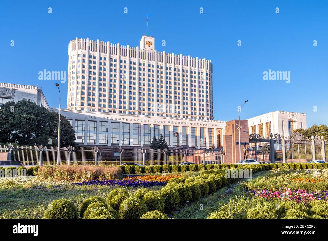 Haus der Regierung der Russischen Föderation in Moskau, Russland. Schöne Aussicht auf das russische Weiße Haus im Sommer. Modernes Staatsgebäude in Mos Stockfoto