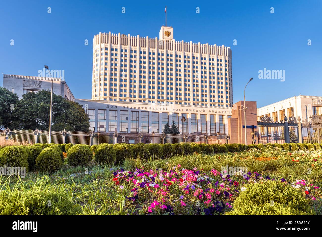 Das Haus der Regierung der Russischen Föderation (es ist auf der Fassade geschrieben), Moskau. Schöne Aussicht auf das Wahrzeichen von Moskau im Sommer. Panorama von Weiß Stockfoto