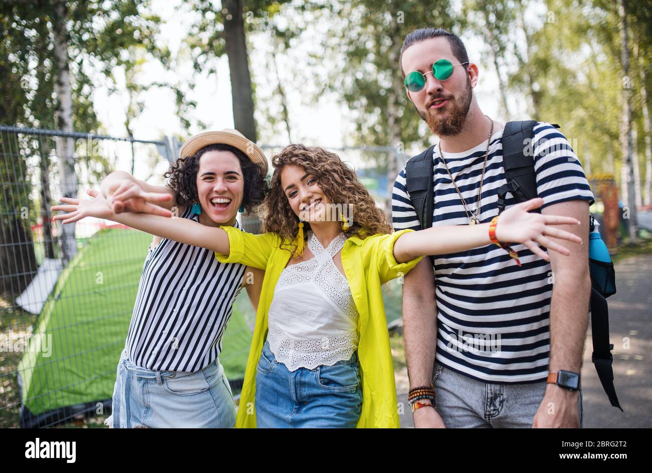 Gruppe von jungen Menschen auf Sommerfest, Blick auf die Kamera. Stockfoto
