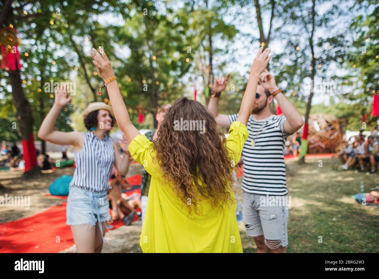 Gruppe von jungen Freunden tanzen beim Sommerfest. Stockfoto