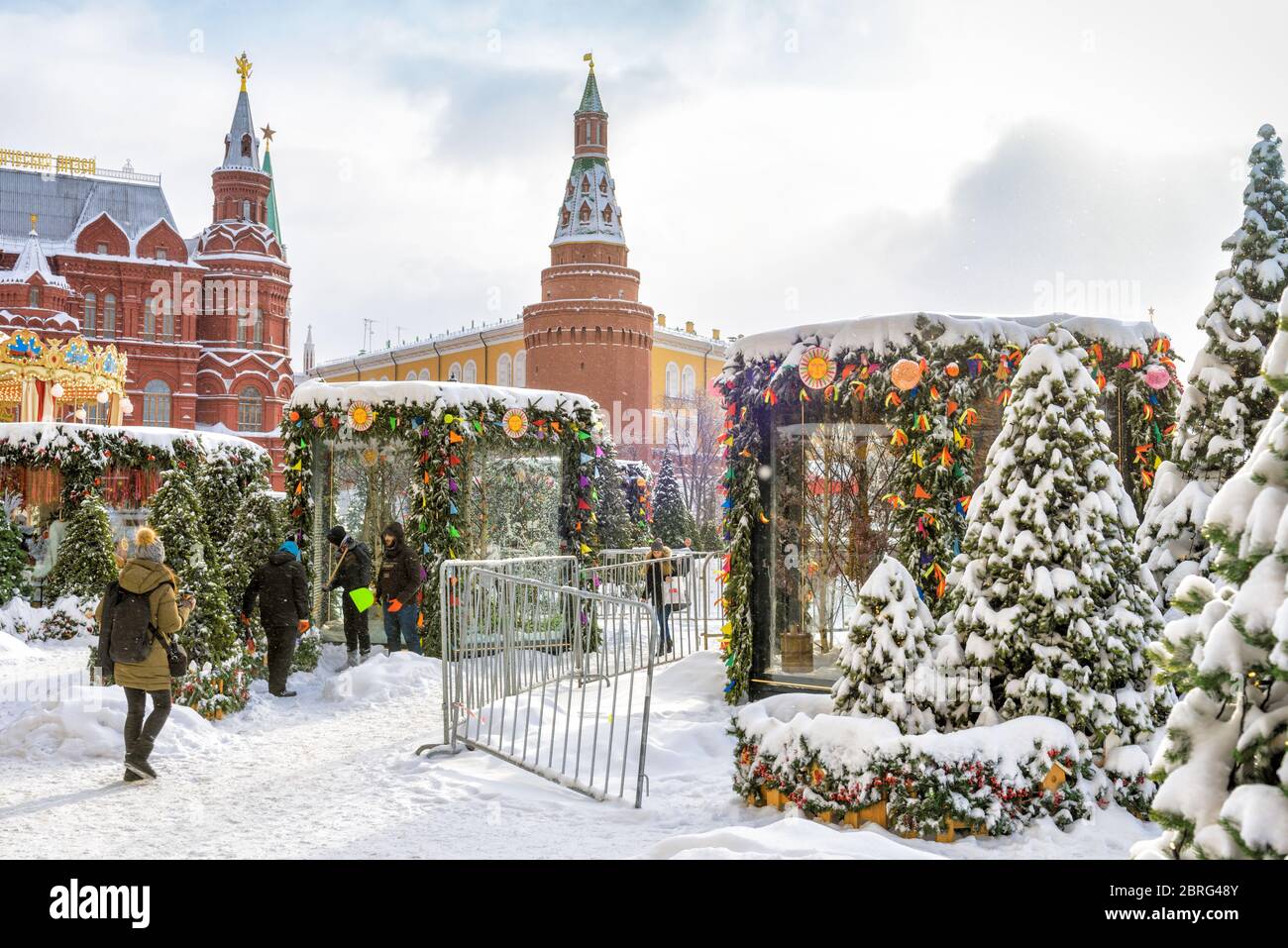 Moskau, Russland - 5. Februar 2018: Im Winter besuchen die Menschen den Manezhnaja-Platz in der Nähe des Moskauer Kremls. Zentrum von Moskau mit Weihnachtsschmuck während Stockfoto