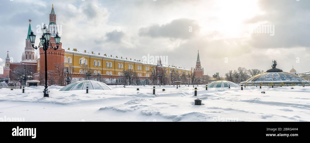 Moskauer Kreml und Manezhnaja-Platz im Winter, Russland. Panoramablick auf das Zentrum von Moskau bei Schneefall. Stadtbild von Moskau an sonnigen Tag. Landschaft von Stockfoto