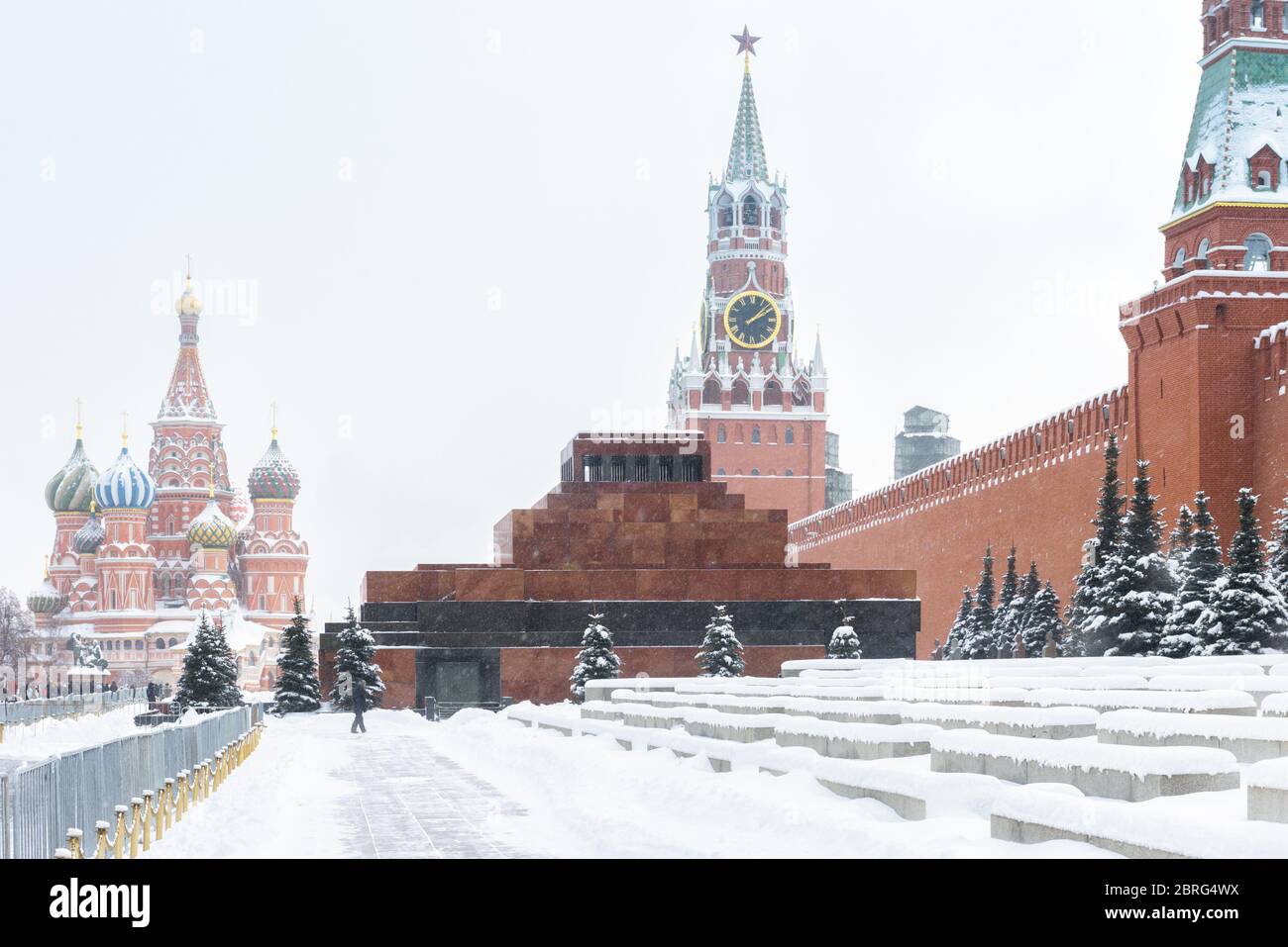 Roter Platz im Winter, Moskau, Russland. Der Rote Platz ist die wichtigste Touristenattraktion Moskaus. Verschneite Winter in Russland. Moskauer Kreml während Schneefall. Seine Stockfoto