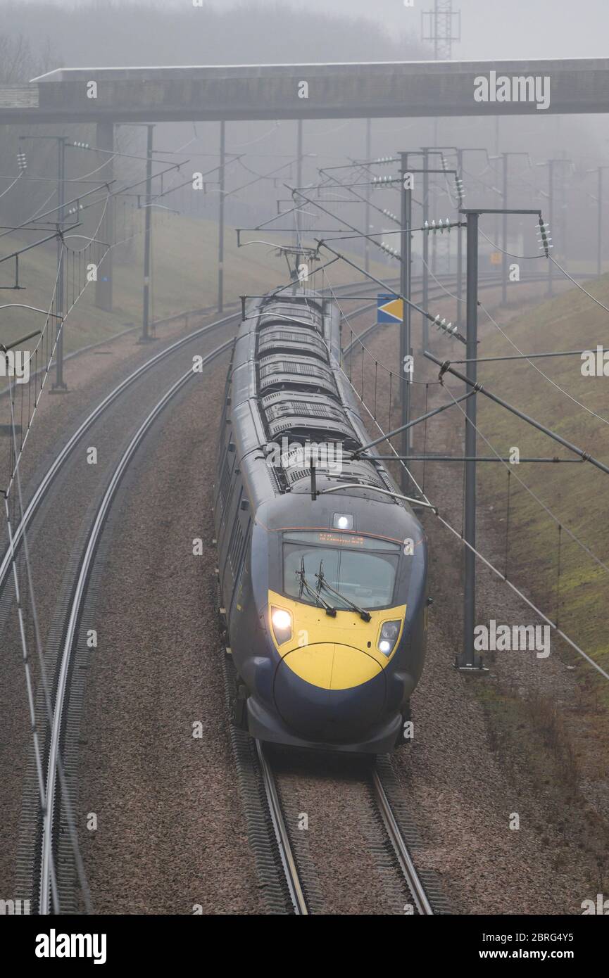 Der Hochgeschwindigkeitszug der Baureihe 395 in südöstlicher Lackierung, der an einem nebligen Tag in England auf der Strecke fährt. Stockfoto