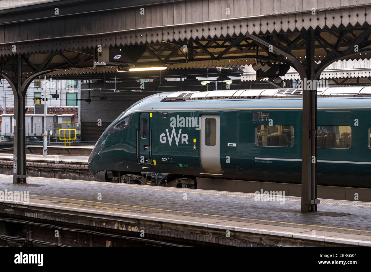 Great Western Railway Class 800 Zug wartet auf einem Bahnsteig in England, Großbritannien. Stockfoto