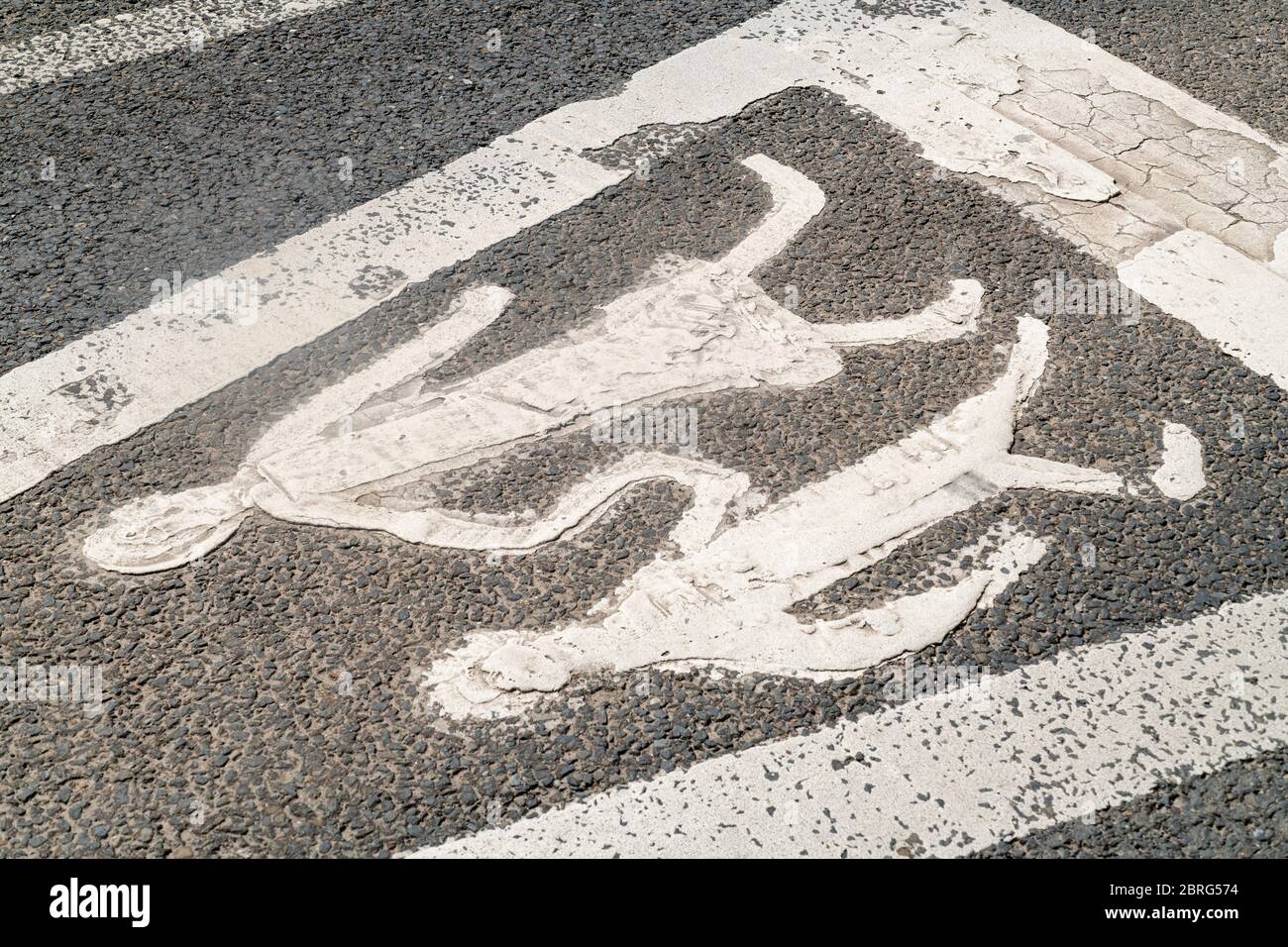 Schild mit der Schulwarnung auf der Straße, auf dem das Piktogramm des Mädchens und Jungen zu Fuß zum Piktogramm der Schule zu sehen ist. Metapher Rückkehr zur Schule, neuer Begriff, Begriff beginnt. Stockfoto