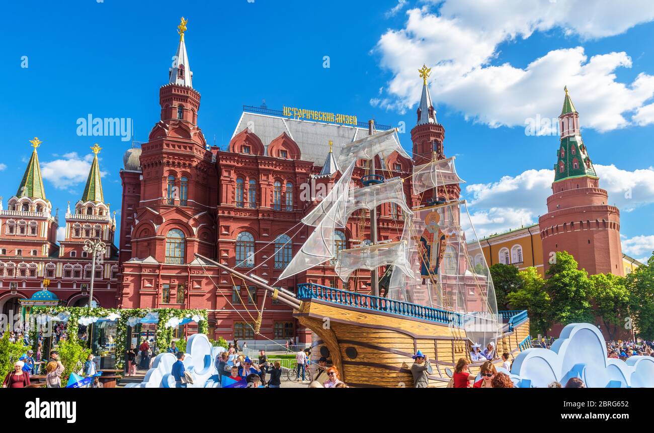 Moskau – 19. Mai 2019: Festliche Dekorationen auf dem Manezhnaja-Platz durch den Moskauer Kreml im Sommer, Russland. Dieses Hotel ist eine Touristenattraktion von Moskau. Peo Stockfoto