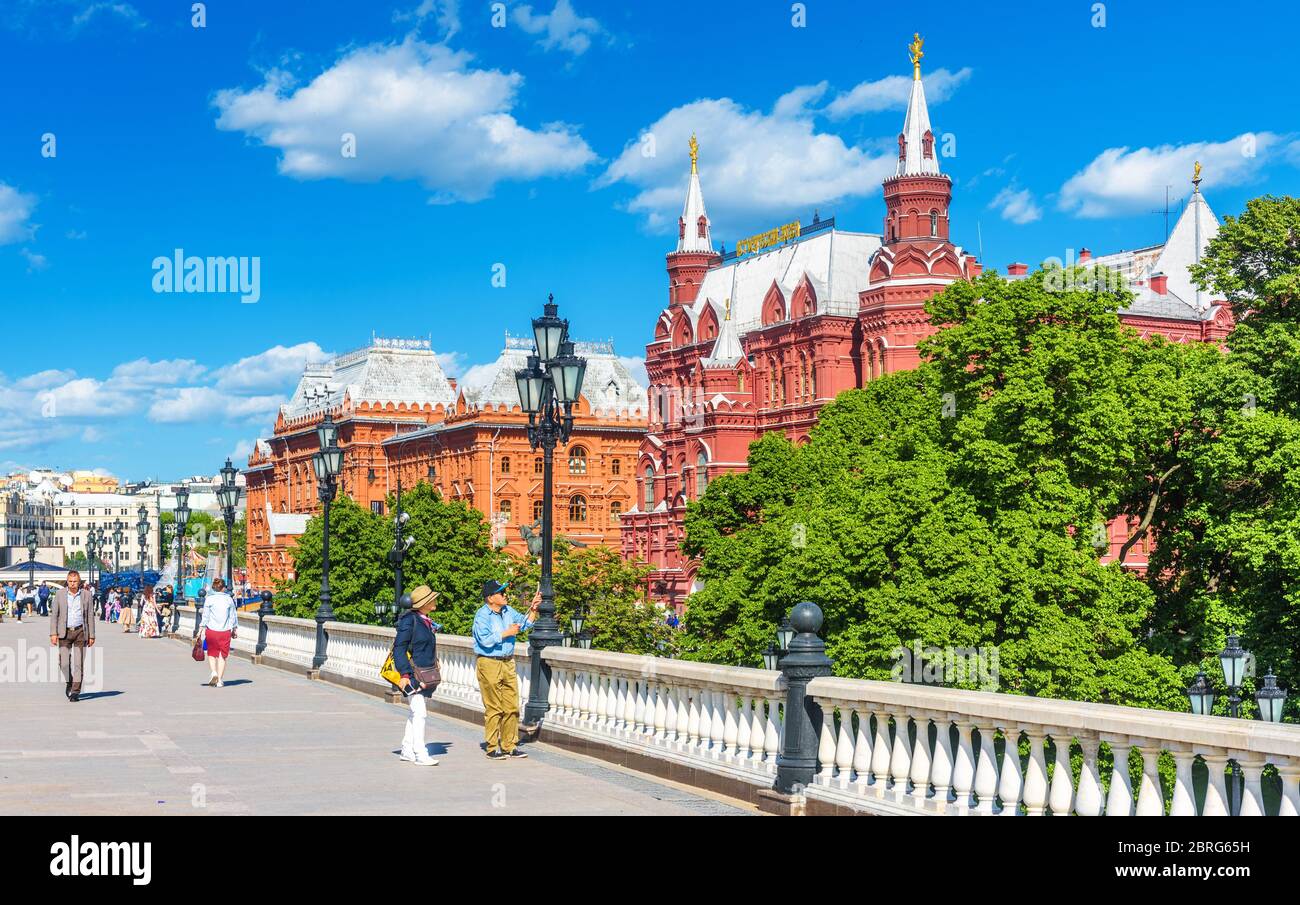 Moskau – 19. Mai 2019: Menschen gehen auf dem Manezhnaja-Platz im Moskauer Zentrum, Russland. Es ist eine touristische Attraktion von Moskau. Landschaftlich reizvolle Stadtlandschaft des alten Mo Stockfoto