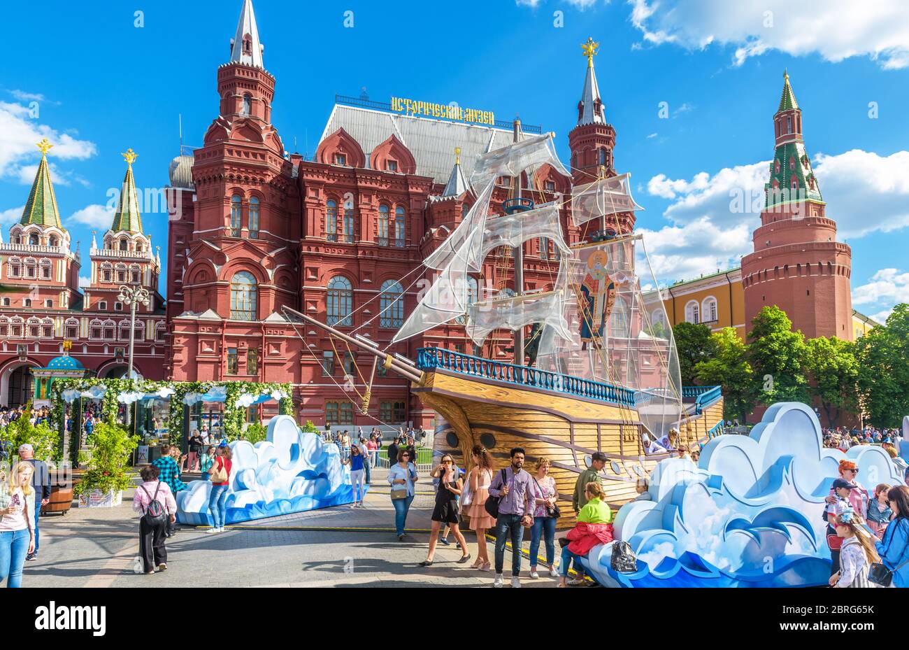 Moskau – 19. Mai 2019: Menschen gehen auf dem Manezhnaja-Platz am Moskauer Kreml, Russland. Dieses Hotel ist eine Touristenattraktion von Moskau. Festliche Dekorationen n Stockfoto