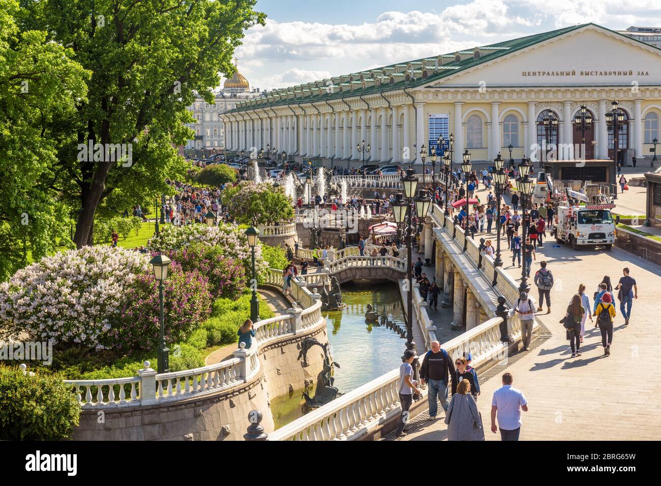 Moskau – 19. Mai 2019: Manezhnaja oder Manege Platz mit schönen Brunnen in Moskau, Russland. Dieses Hotel ist eine Touristenattraktion von Moskau. Leute wa Stockfoto
