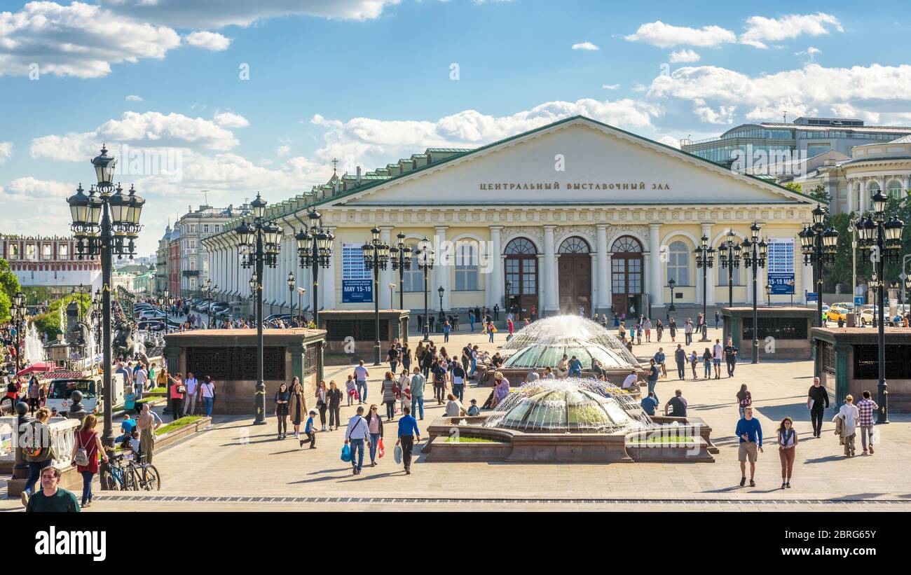 Moskau – 19. Mai 2019: Manezhnaja oder Manege Platz mit schönen Brunnen in Moskau, Russland. Dieses Hotel ist eine Touristenattraktion von Moskau. Leute wa Stockfoto