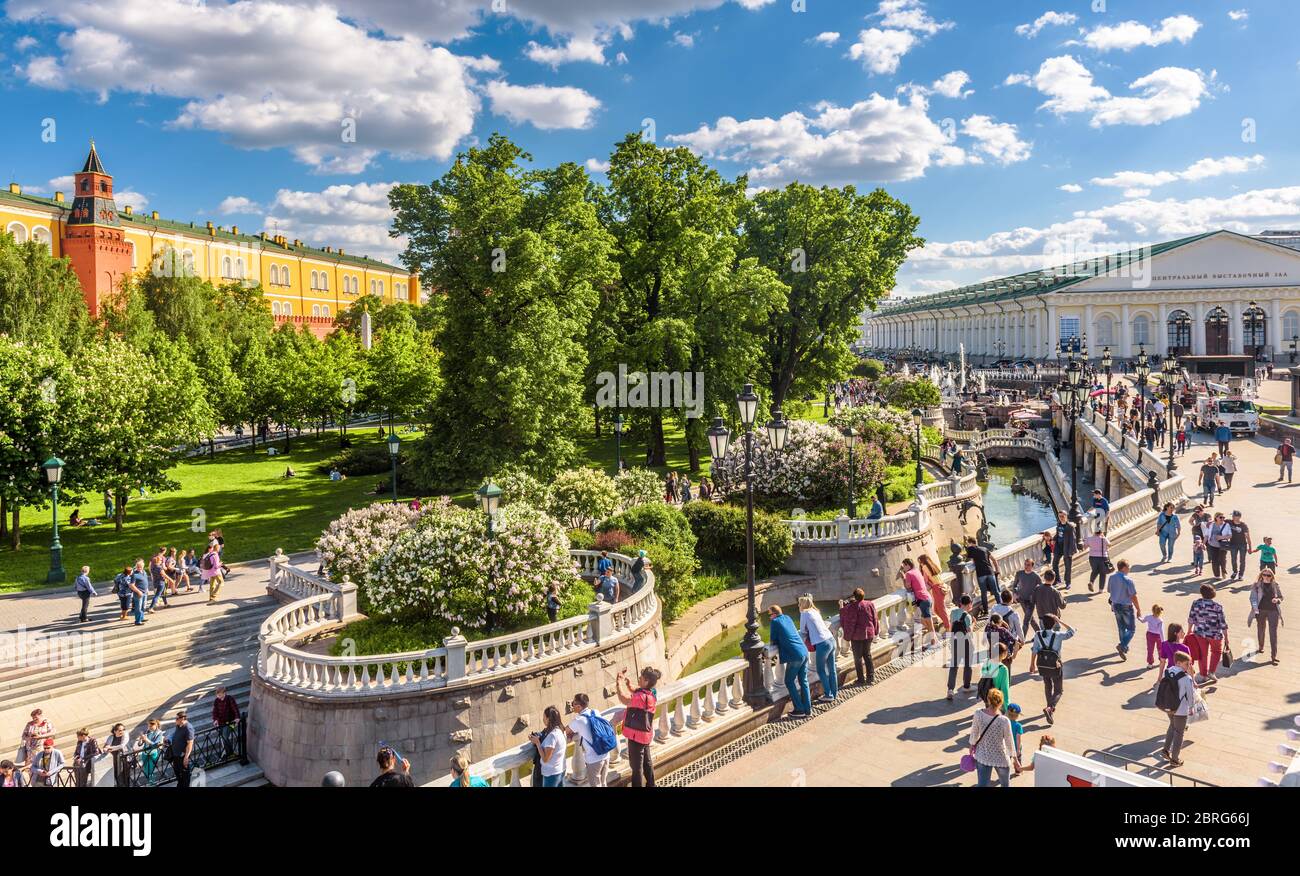 Moskau – 19. Mai 2019: Alexander-Garten und Manezhnaja-Platz mit schönen Brunnen in Moskau, Russland. Dieses Hotel ist eine Touristenattraktion von Moskau Stockfoto