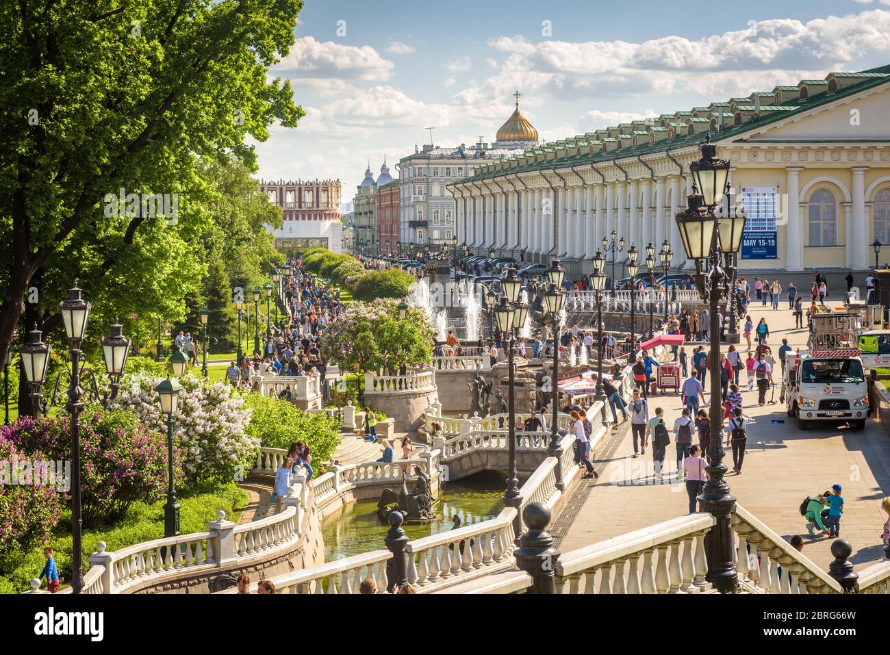 Moskau – 19. Mai 2019: Manezhnaja-Platz mit schönem Garten und Brunnen in Moskau, Russland. Dieses Hotel ist eine Touristenattraktion von Moskau. Personen w Stockfoto