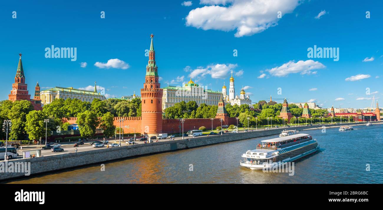 Moskauer Kreml im Sommer, Russland. Berühmte Moskauer Kreml ist eine der beliebtesten Touristenattraktionen der Stadt. Panoramablick auf das wunderschöne Wahrzeichen Moskaus. Cityscap Stockfoto
