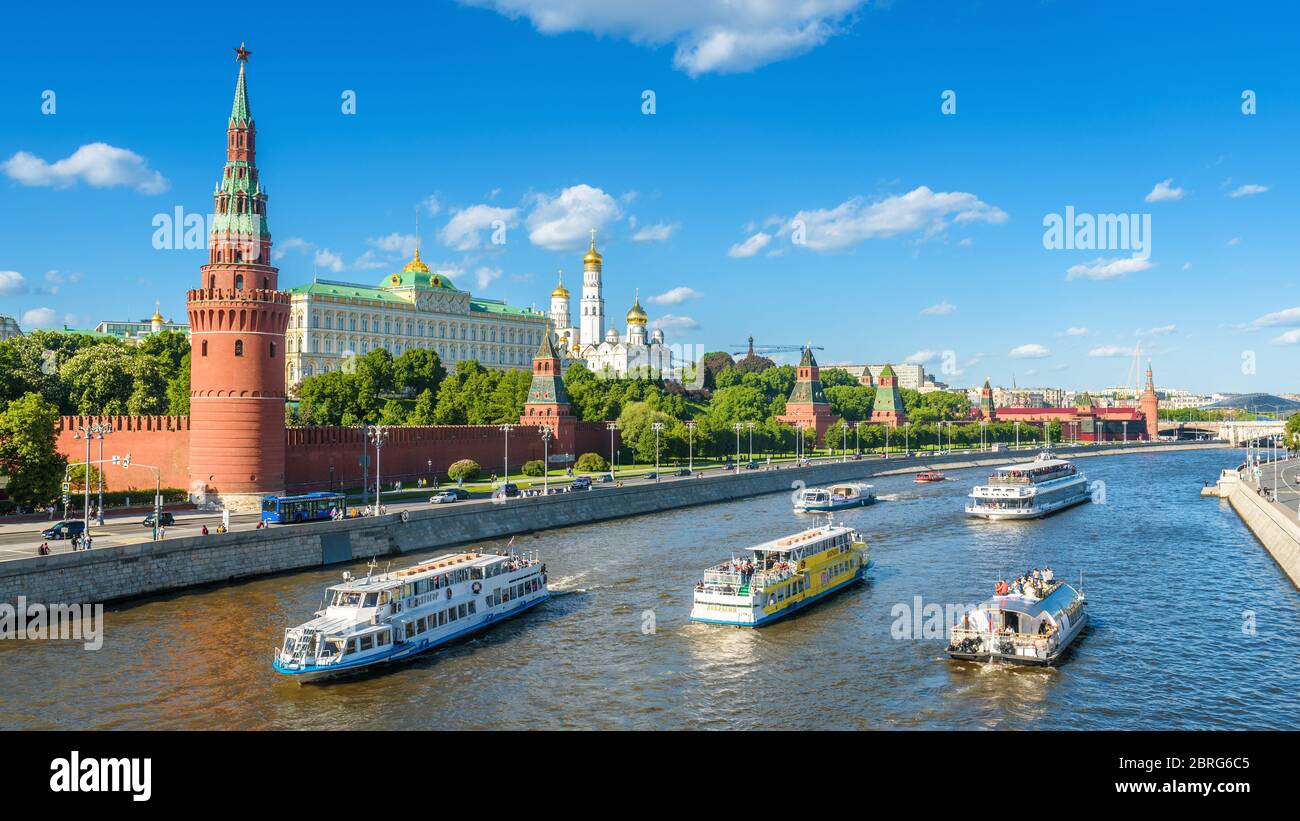 Moskau – 19. Mai 2019: Touristenschiffe fahren vorbei zum Moskauer Kreml, Russland. Der berühmte alte Moskauer Kreml ist ein Wahrzeichen der Stadt. Panorama des Mos Stockfoto