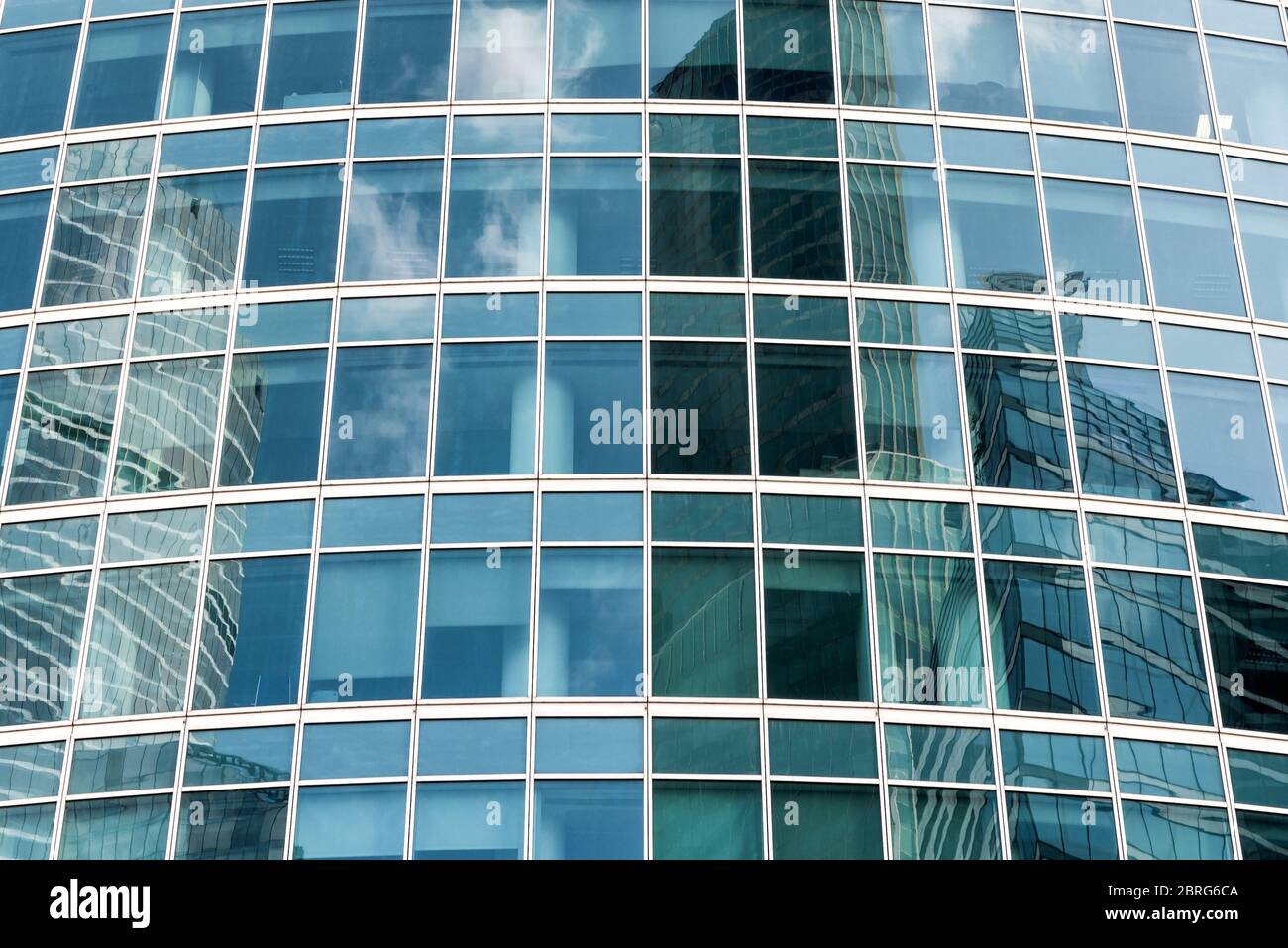 Architekturdetail des modernen Gebäudes, Glasfassade mit Reflexen Stockfoto