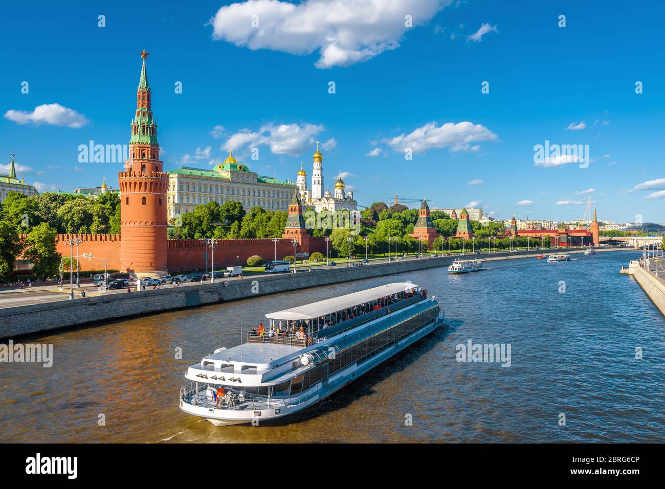 Moskau Zentrum im Sommer, Russland. Berühmte Moskauer Kreml ist eine der beliebtesten Touristenattraktionen der Stadt. Panoramalicht auf das Moskauer Wahrzeichen und Schiff auf Moskwa Rive Stockfoto