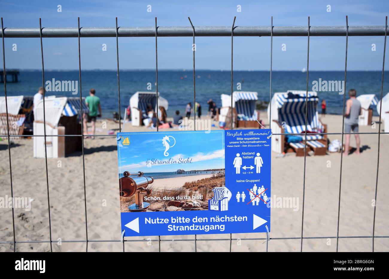 21. Mai 2020, Schleswig-Holstein, Lübeck-Travemünde: Ein Schild mit der Aufschrift "Bitte den nächsten Strandzugang benutzen" blockiert den Zugang zum Ostseestrand. Aufgrund der Entfernungsregeln während der Corona Pandemie gibt es eine Art Einbahnstraßensystem an den Strandeingängen. Foto: Daniel Bockwoldt/dpa Stockfoto