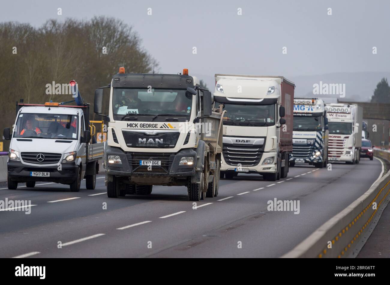 LKW auf einer verkehrsreichen Autobahn in England, Großbritannien. Stockfoto