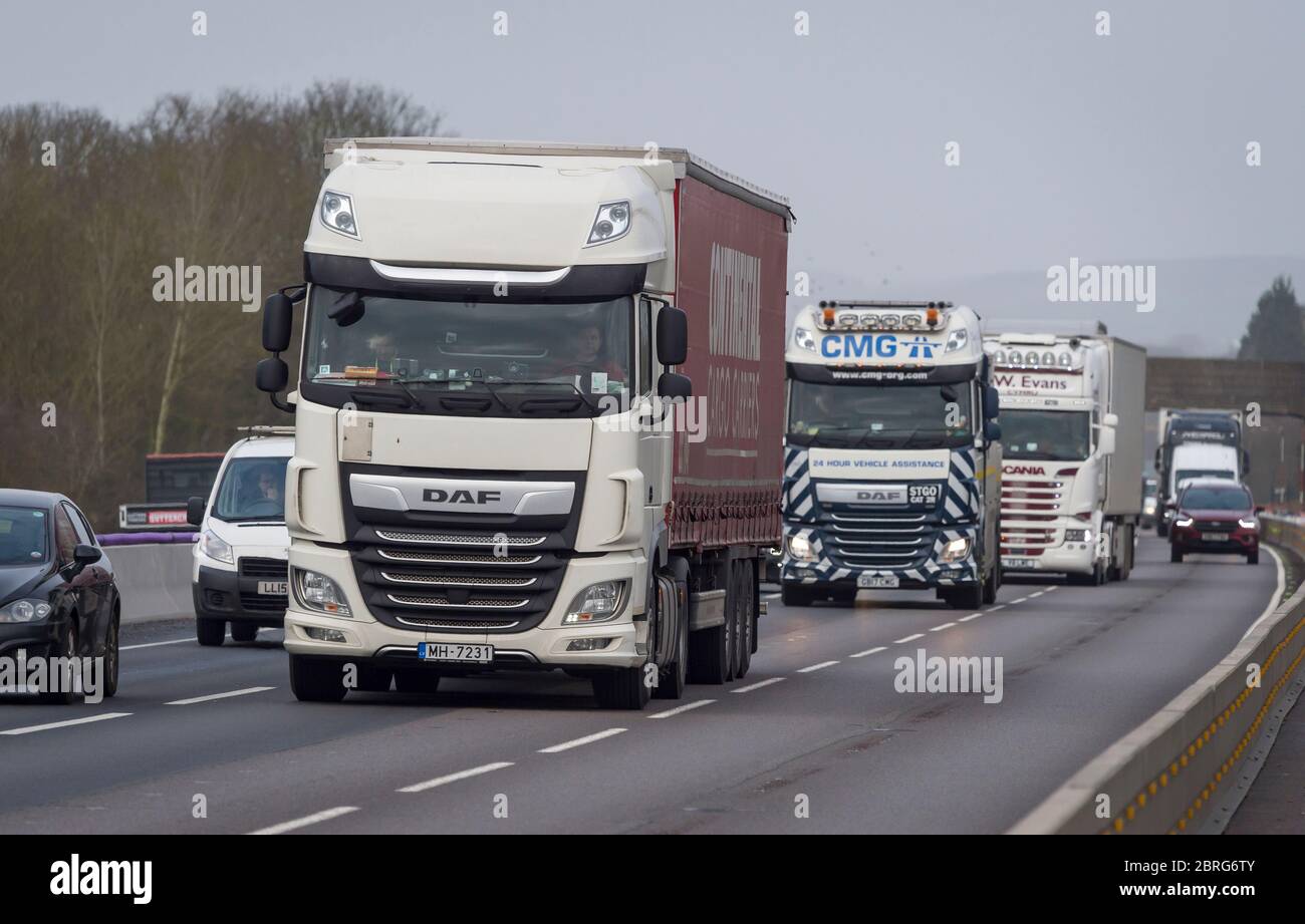 LKW auf einer verkehrsreichen Autobahn in England, Großbritannien. Stockfoto