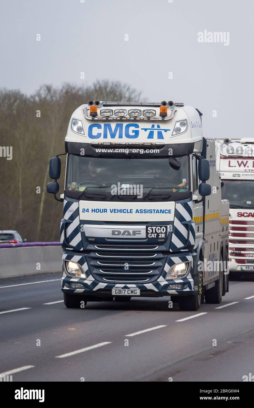 LKW auf einer verkehrsreichen Autobahn in England, Großbritannien. Stockfoto