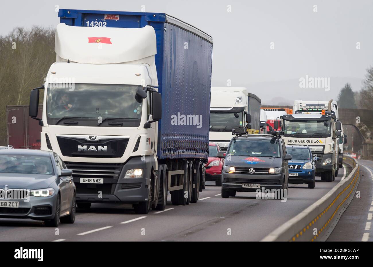 Verkehr an Straßenbauarbeiten auf einer verkehrsreichen Autobahn in England, Großbritannien. Stockfoto